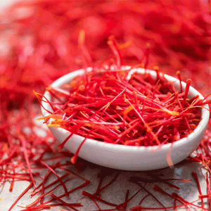 Why does saffron turn food yellow